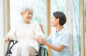 在宅介護での誤嚥性肺炎に注意！初期症状や予防法などを解説します