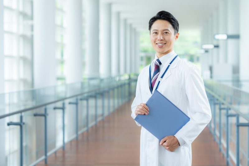 笑顔の医師