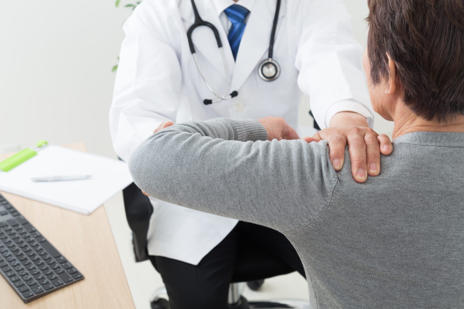 肩をもんでも治らないときの対処法