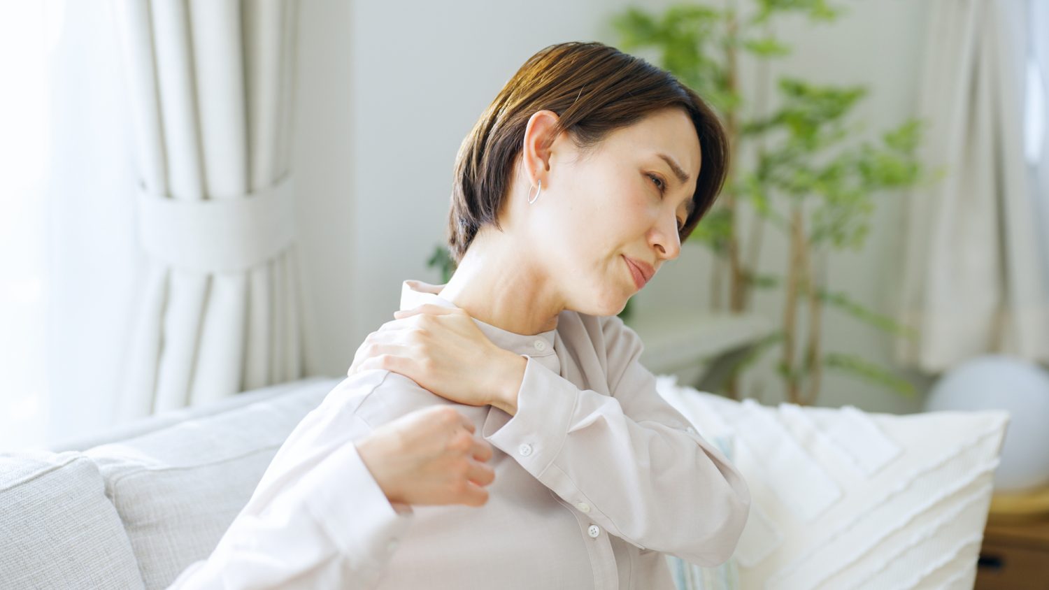 肩をもんでも治らないのは腹筋や股関節の衰えが原因?