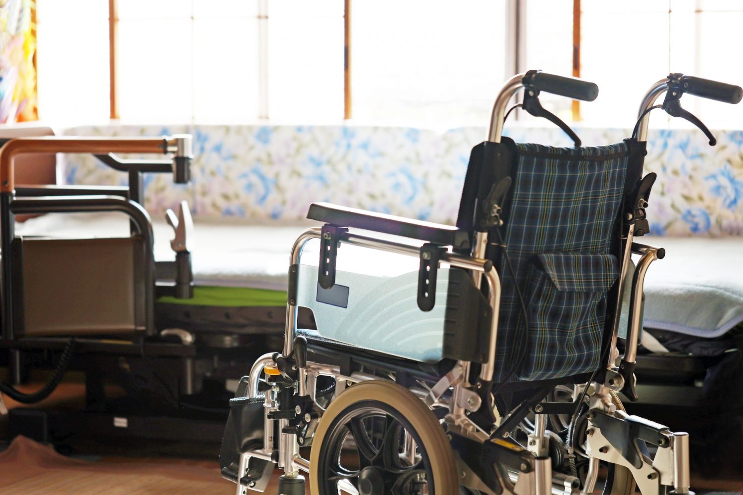 介護用小型車椅子と電動介護ベッド