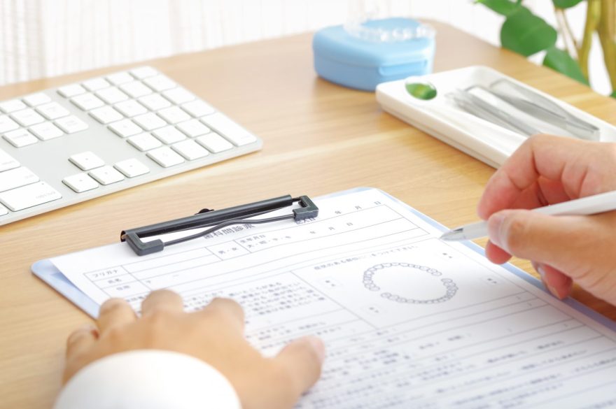 問診をする歯科医