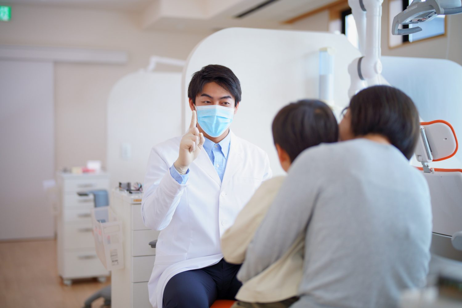 男の子にポイントを説明する男性の医者