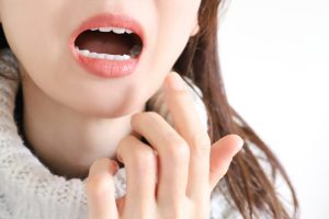 反対咬合と噛み合わせの関係｜特徴や治療を始めるタイミング、費用相場なども解説