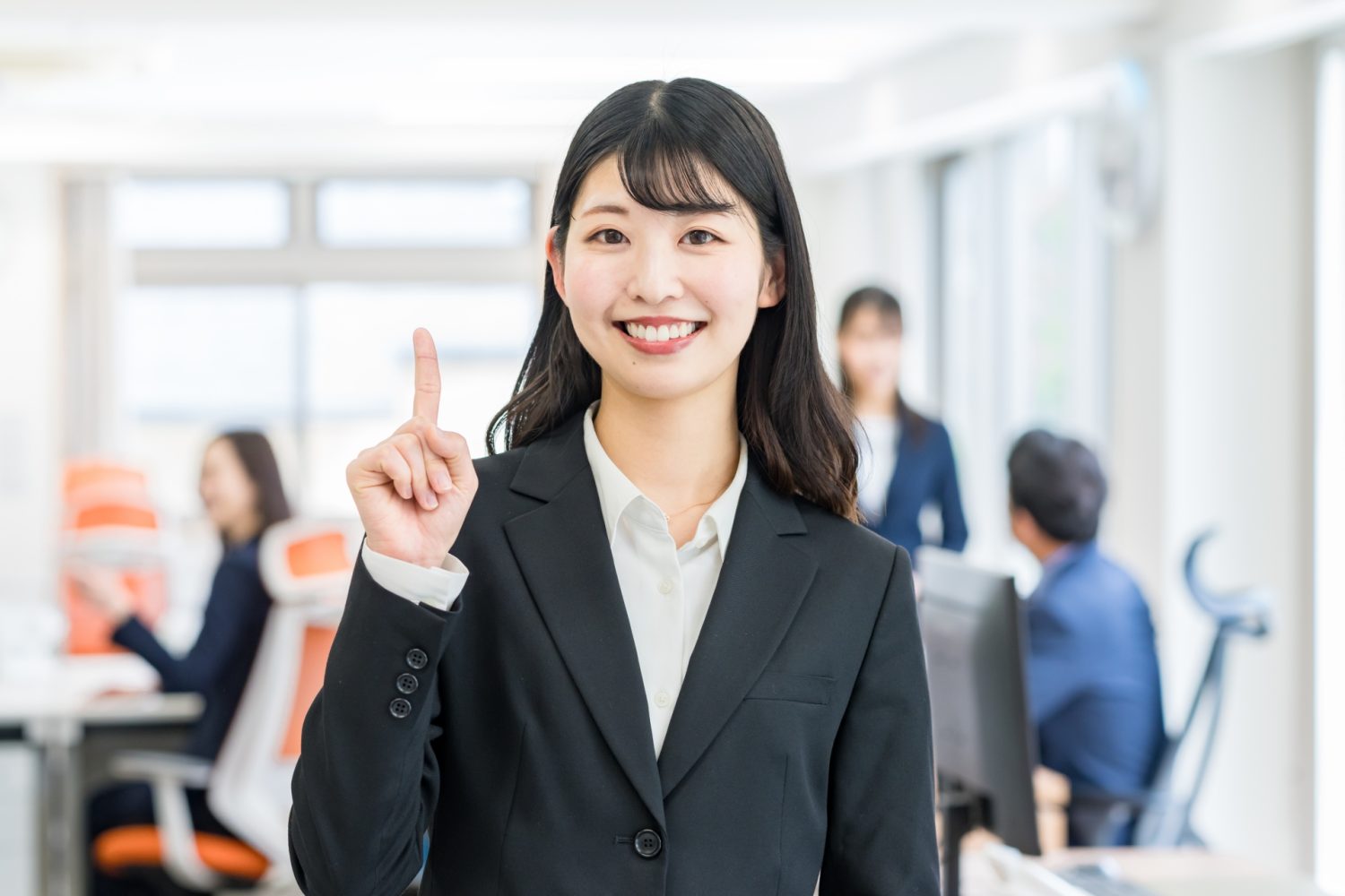 オフィスで働くビジネスウーマン