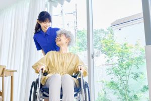 在宅介護サービスの種類と特徴は？条件や手続きの流れ、費用目安を解説