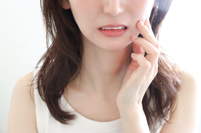 噛み合わせが悪いと顎の歪みの原因になる？放置するリスクや治療法、予防方法を解説