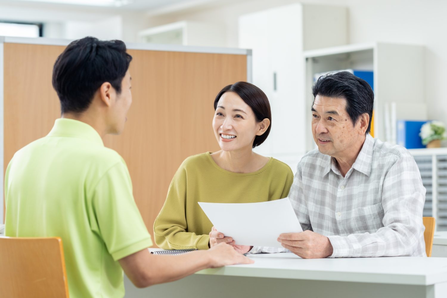 憂鬱な表情の高齢者女性