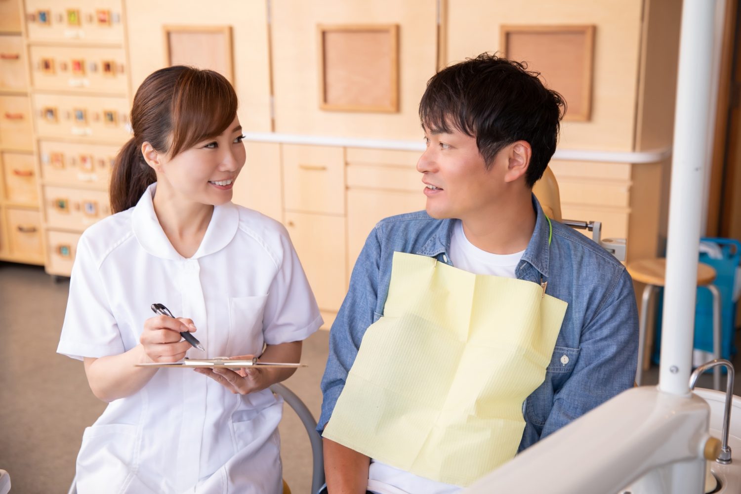 歯科衛生士と男性患者