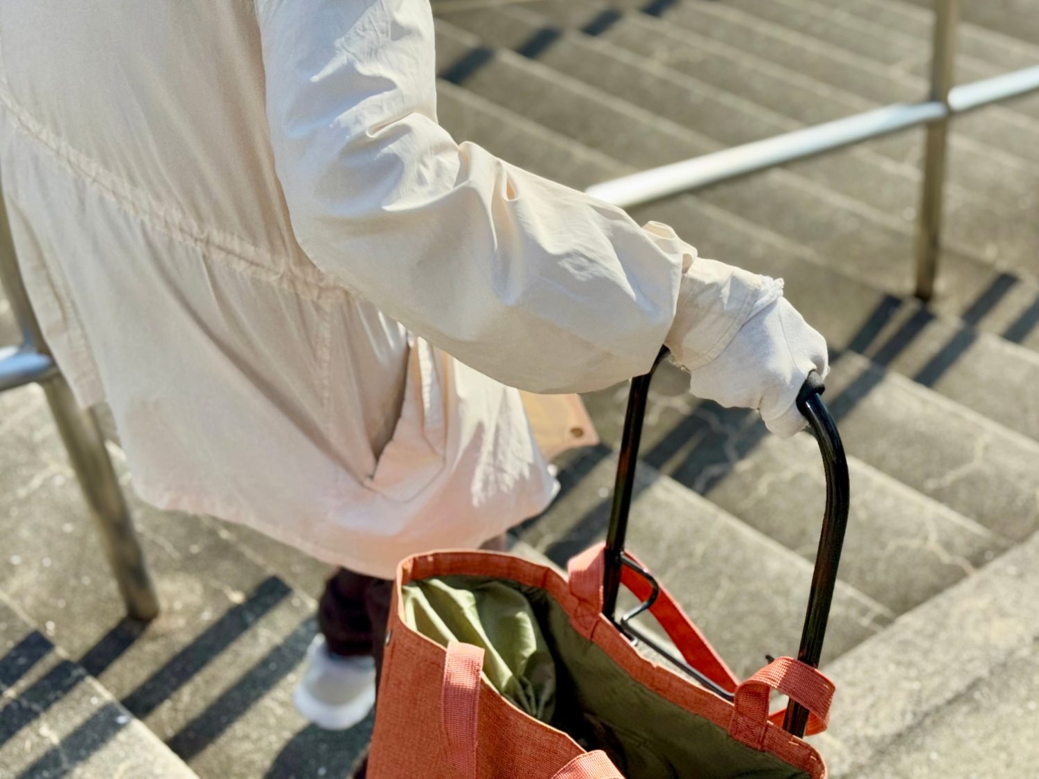 認知症による徘徊が起こる原因や心理的な背景