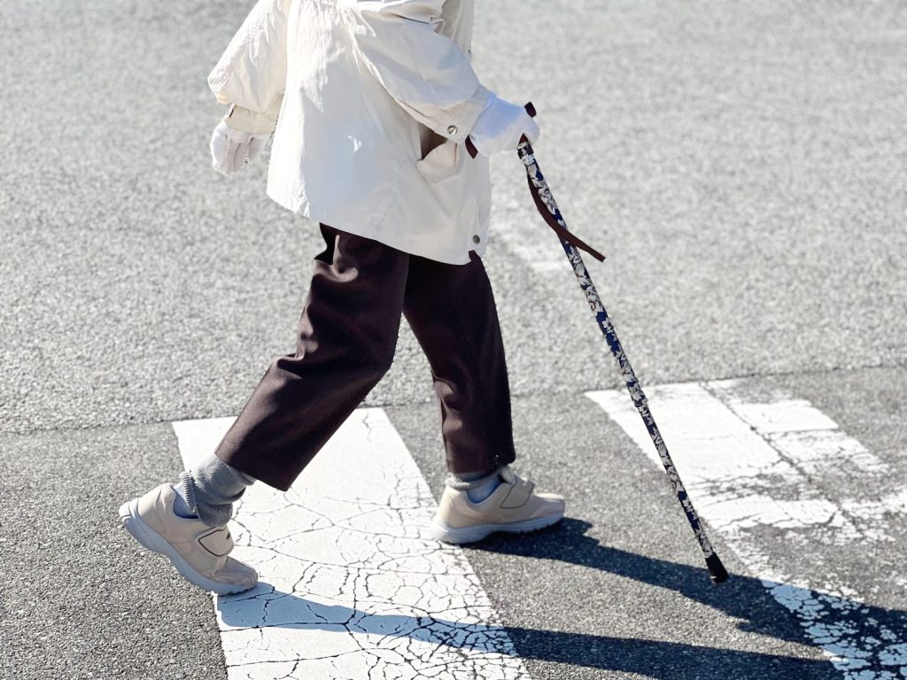 認知症による徘徊はなぜ起こる？原因や心理的な背景、対応方法などを解説