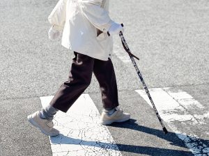 認知症による徘徊はなぜ起こる？原因や心理的な背景、対応方法などを解説