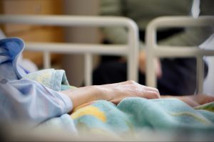 寝たきりになってから痰が多い理由とは？注意すべき症状やケア方法などを解説