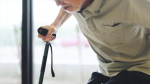 寝たきりによる筋力低下がもたらすリスクと予防法、リハビリ法を解説