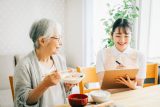 食事介助で大切なこと｜介助の手順や誤嚥（ごえん）を防ぐポイントを解説
