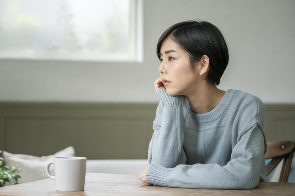 日曜の夜の憂うつ「サザエさん症候群」を防ぐ方法を医師が解説！ 休日の寝だめが逆効果ってホント？