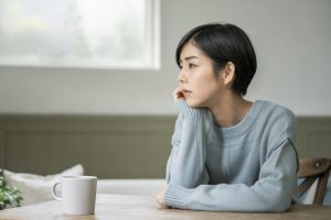 日曜の夜の憂うつ「サザエさん症候群」を防ぐ方法を医師が解説！ 休日の寝だめが逆効果ってホント？