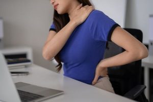 なぜ腰痛や肩痛は治らないのか？｜原因から正しい対処法まで医師が解説