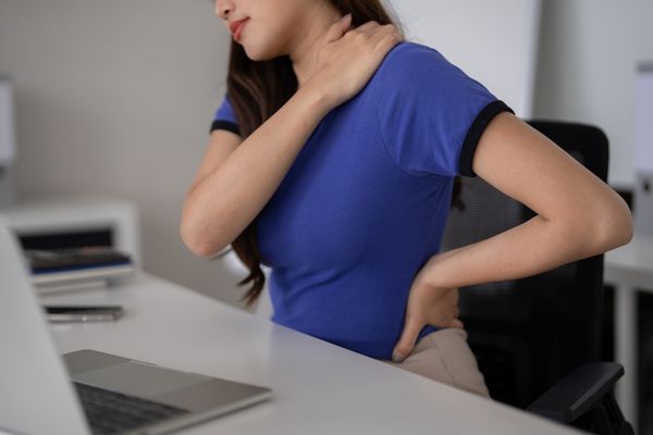 なぜ腰痛や肩痛は治らないのか？｜原因から正しい対処法まで医師が解説