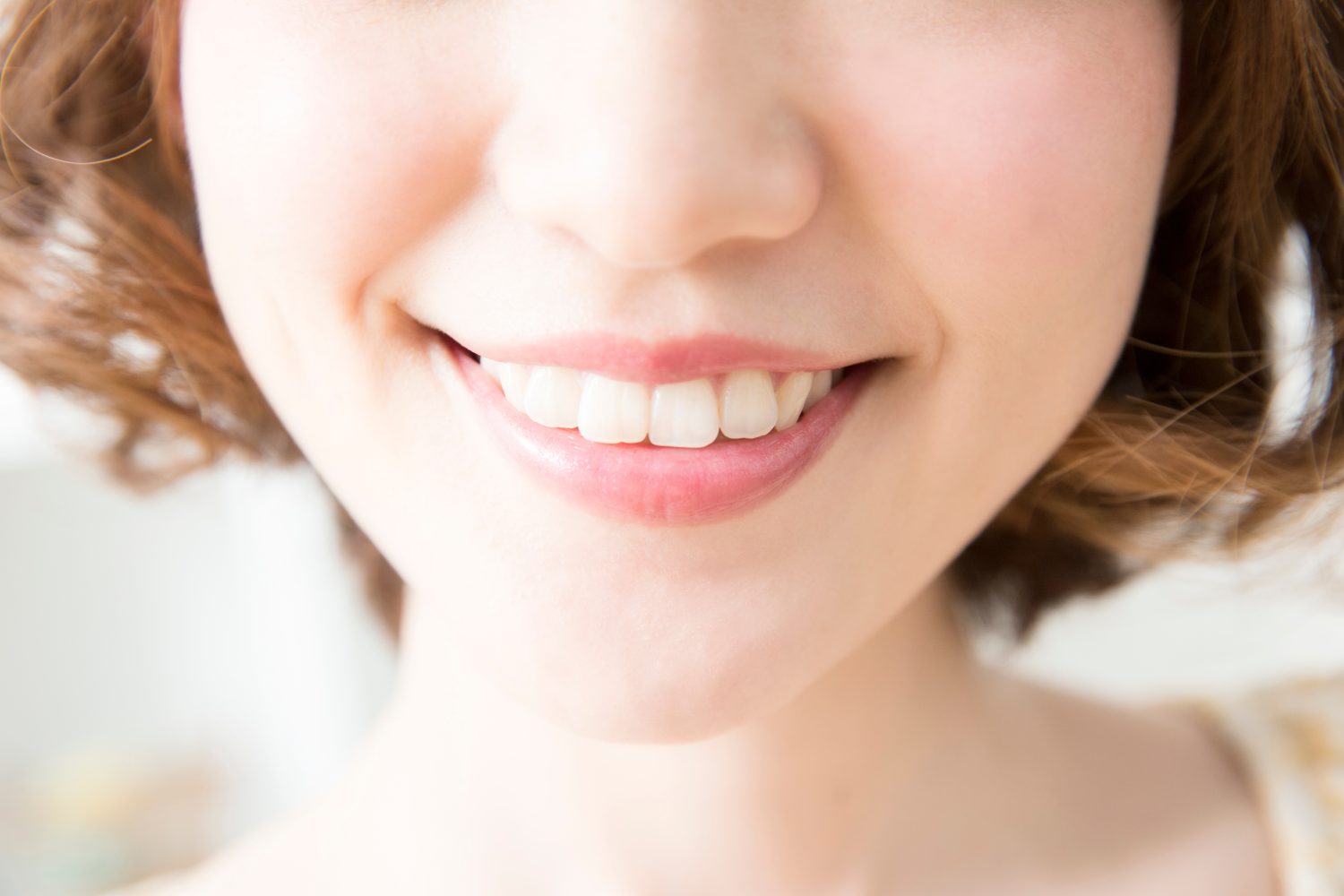 周囲に気づかれずに歯並びを整えられる?大人のための目立ちにくい矯正とは