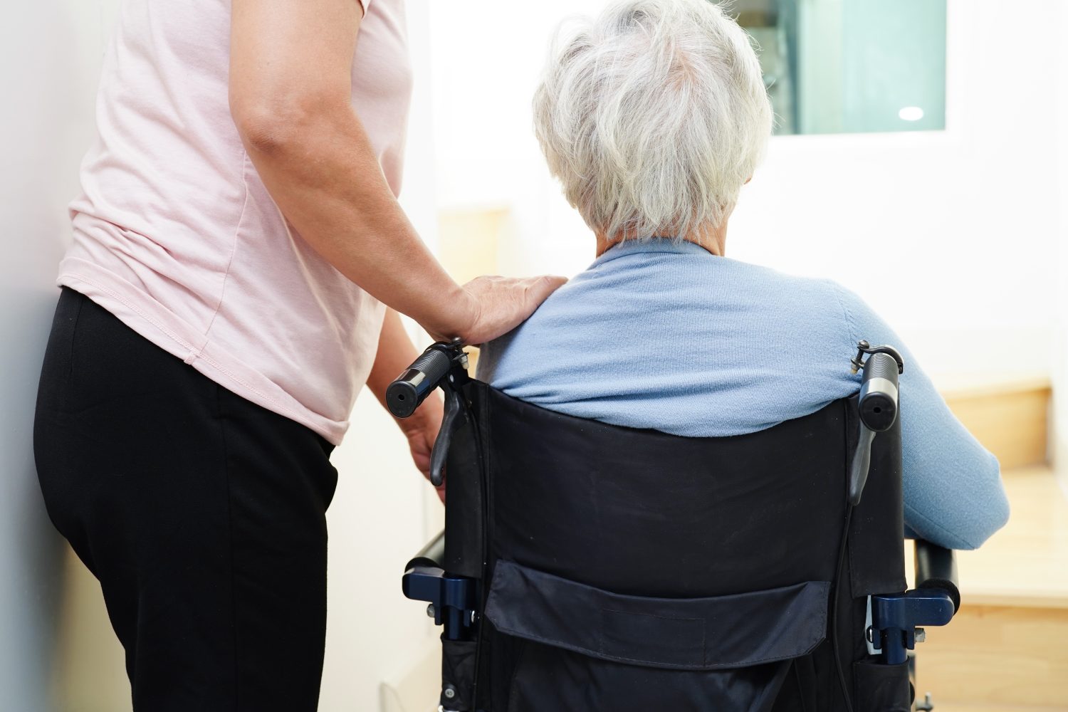 在宅介護で階段の負担を軽減する工夫と設備