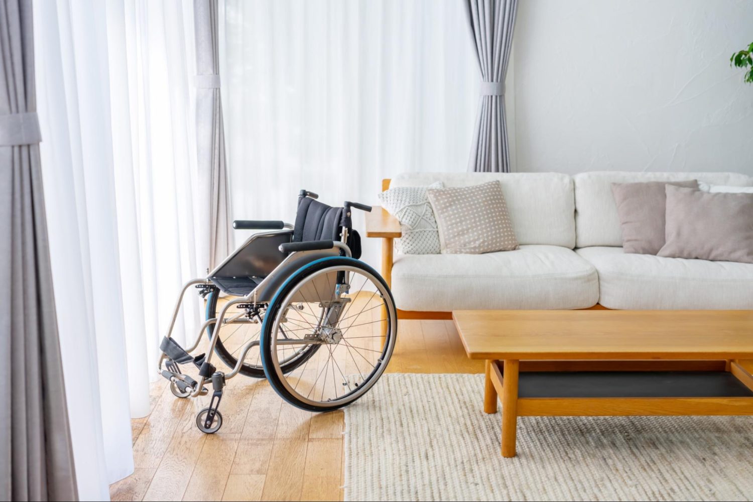 認知症の自宅介護はいつまで続く？負担を軽減する方法、限界時の対処法も解説