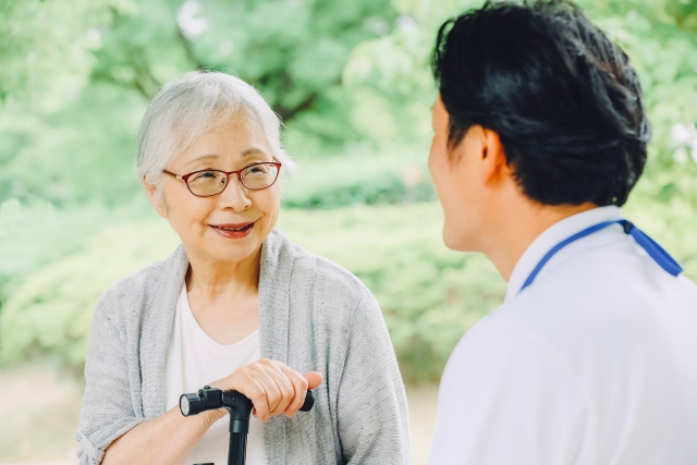 要介護認定は何歳から？認定の条件や例外、介護保険で受けられるサービスを解説