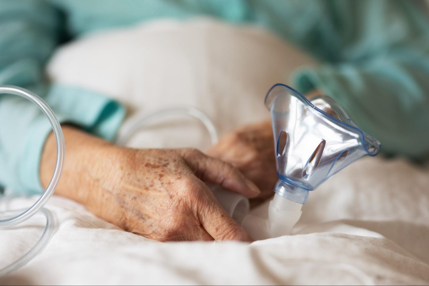 寝たきりの方がかかりやすい肺炎の種類と症状