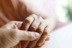 寝たきりになると拘縮になる理由は？症状や進行の目安、リスクと予防・改善方法を解説