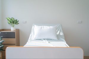 認知症で寝たきりになる？寝たきりが症状に与える影響、ケアの注意点や利用できる介護サービスを解説