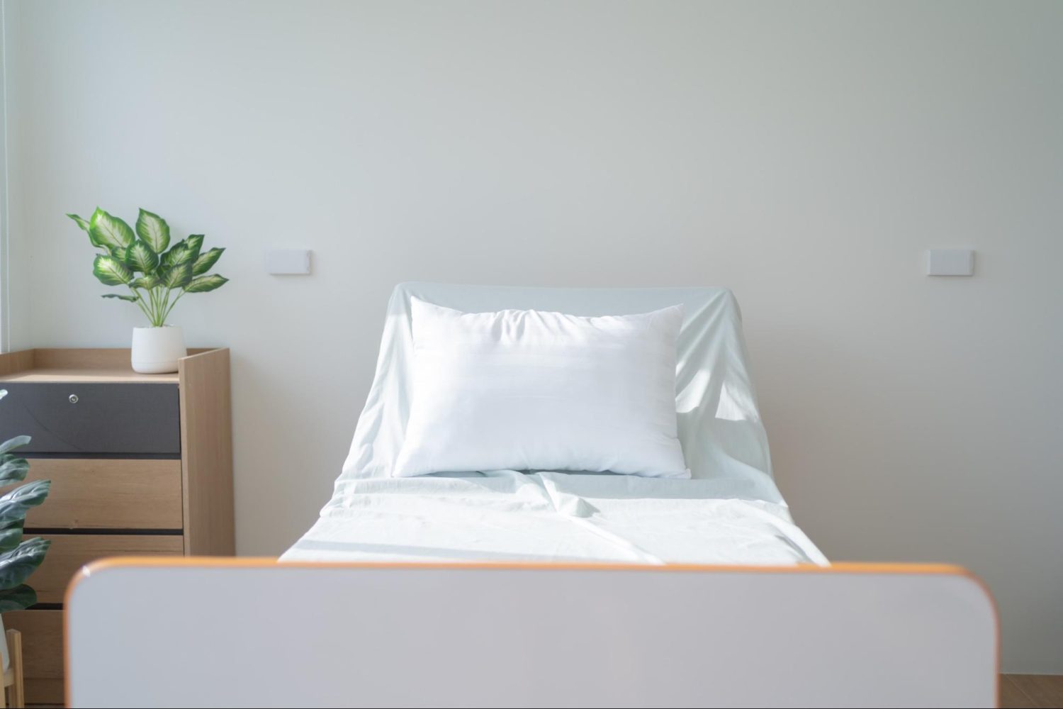 認知症で寝たきりになる？寝たきりが症状に与える影響、ケアの注意点や利用できる介護サービスを解説