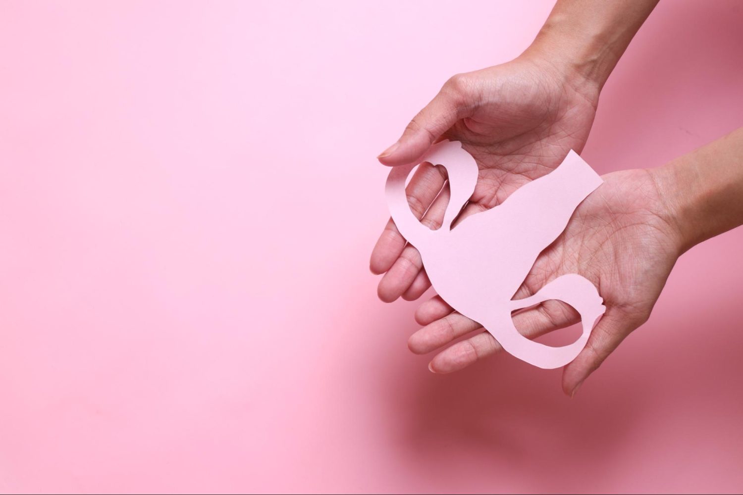 子宮内膜症の原因とメカニズム、リスクを高める要因