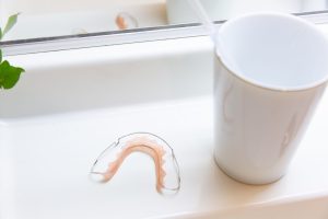 歯列矯正の保定はいつまで続く？期間の目安や注意点も解説