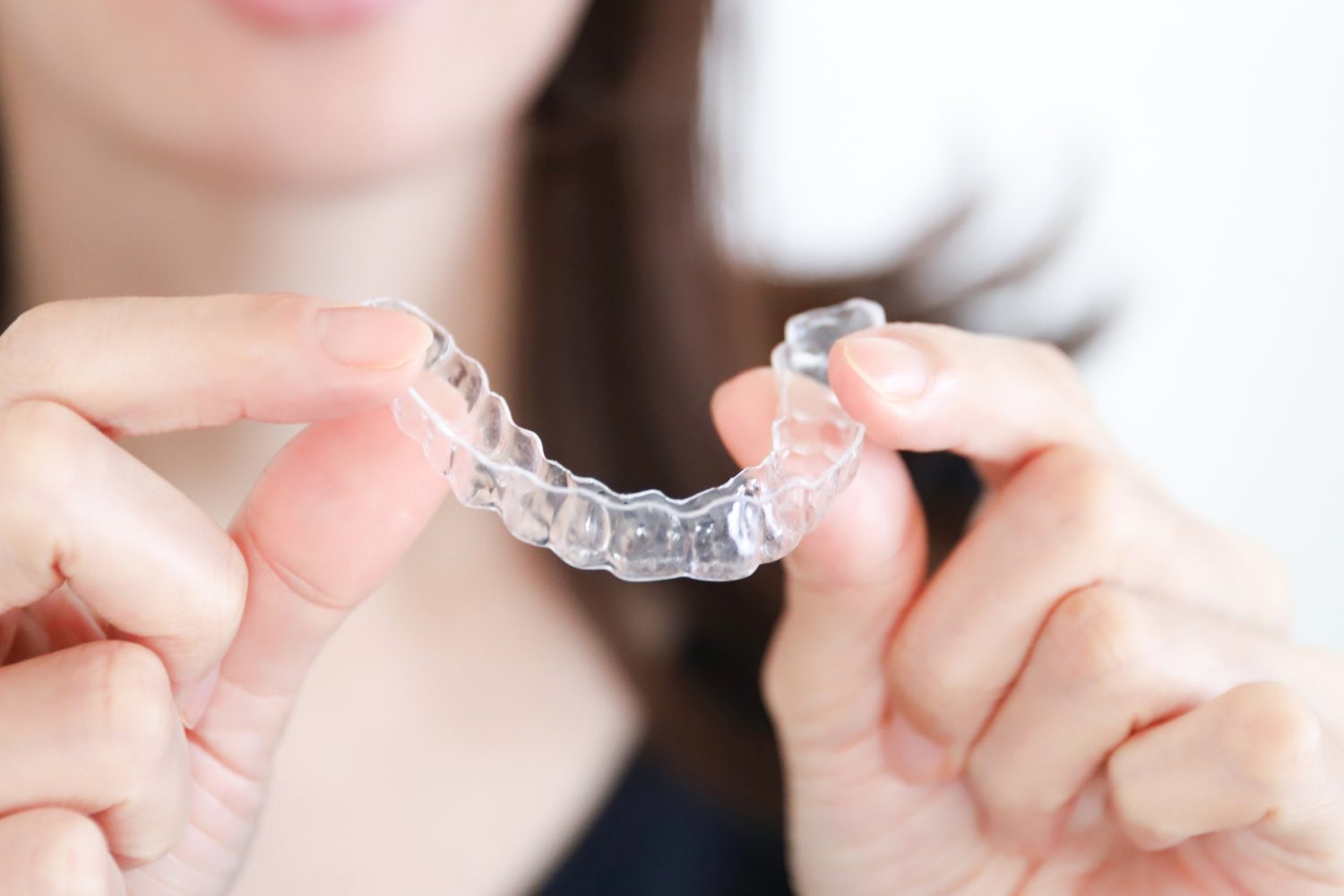 マウスピース型矯正で歯が動かないと感じたら？原因や対処方法を解説