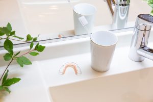 歯の裏側に装着する保定装置（リテーナー）のメリット・デメリット｜保定装置の種類や使用上の注意点も解説