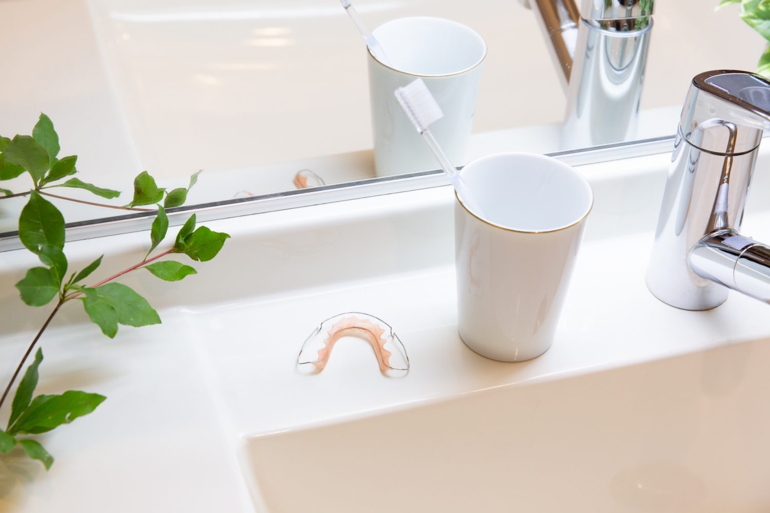 歯の裏側に装着する保定装置（リテーナー）のメリット・デメリット｜保定装置の種類や使用上の注意点も解説