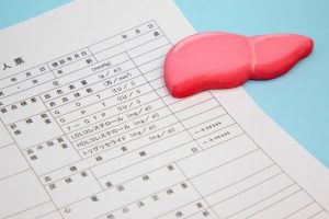 健康診断で肝機能が引っかかったら？放置が危険な理由と受診の目安