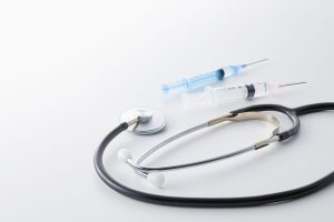 特別養護老人ホーム（特養）で行える医療行為とは？対応困難な医療行為も解説