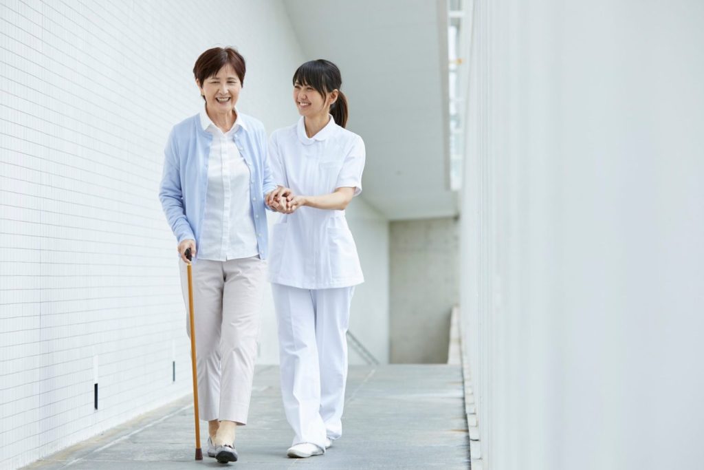 介護の歩行介助とは？スムーズに行うコツや注意点も解説