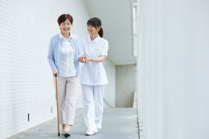 介護の歩行介助とは？スムーズに行うコツや注意点も解説