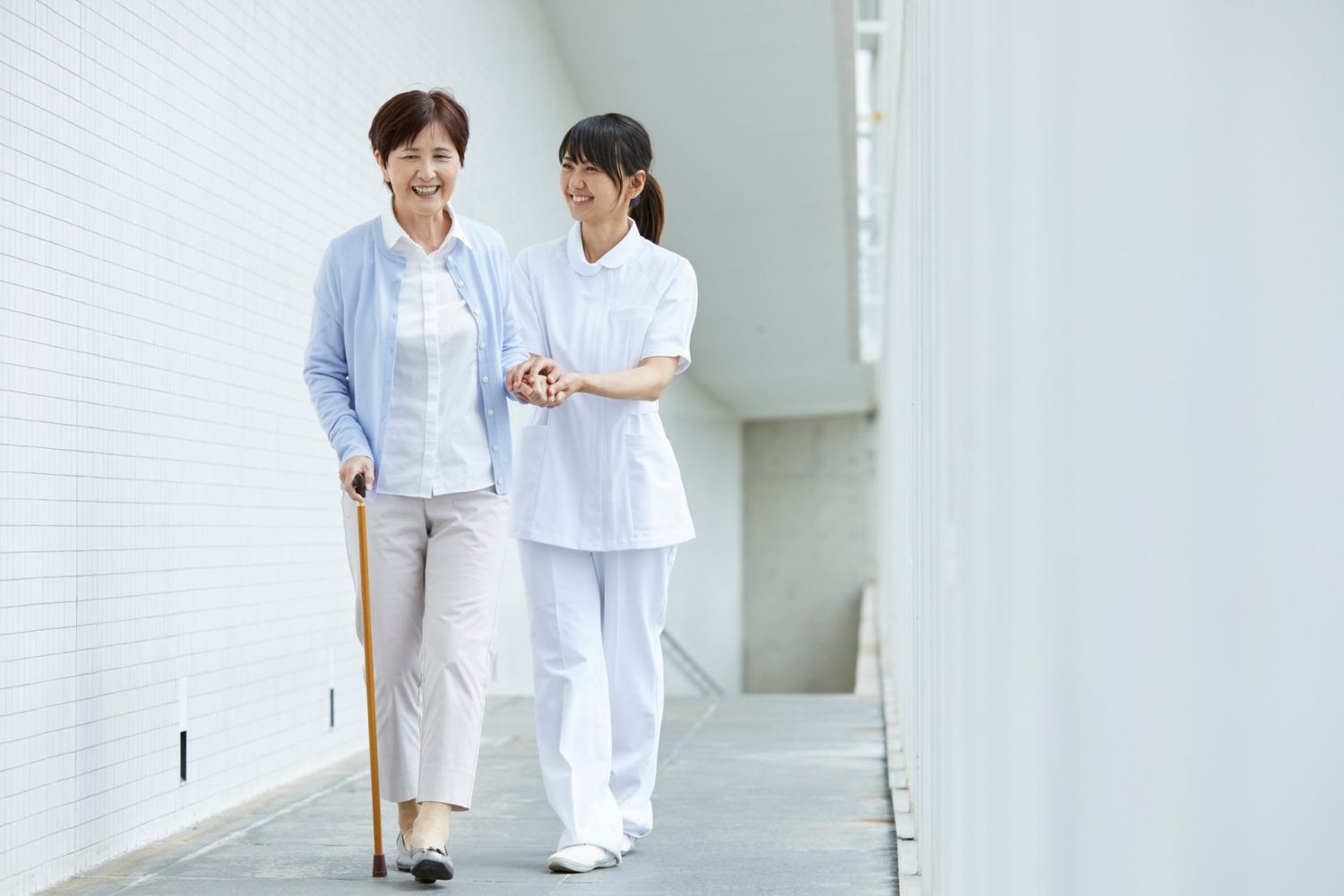 介護の歩行介助とは？スムーズに行うコツや注意点も解説