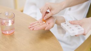 自宅介護での服薬管理が不安な方へ｜うまく続けるコツや役立つアイテム、注意点を解説