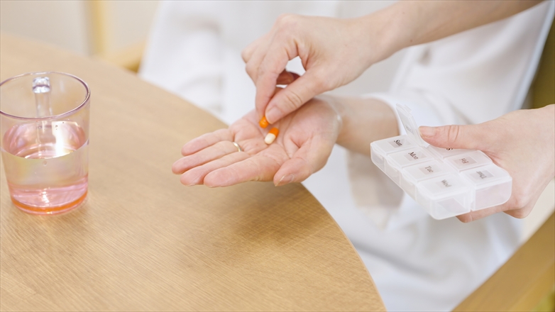 自宅介護での服薬管理が不安な方へ｜うまく続けるコツや役立つアイテム、注意点を解説
