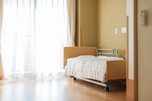 自宅介護でできる褥瘡（床ずれ）予防法｜役立つ介護用品や体位交換のコツ、注意点を解説します