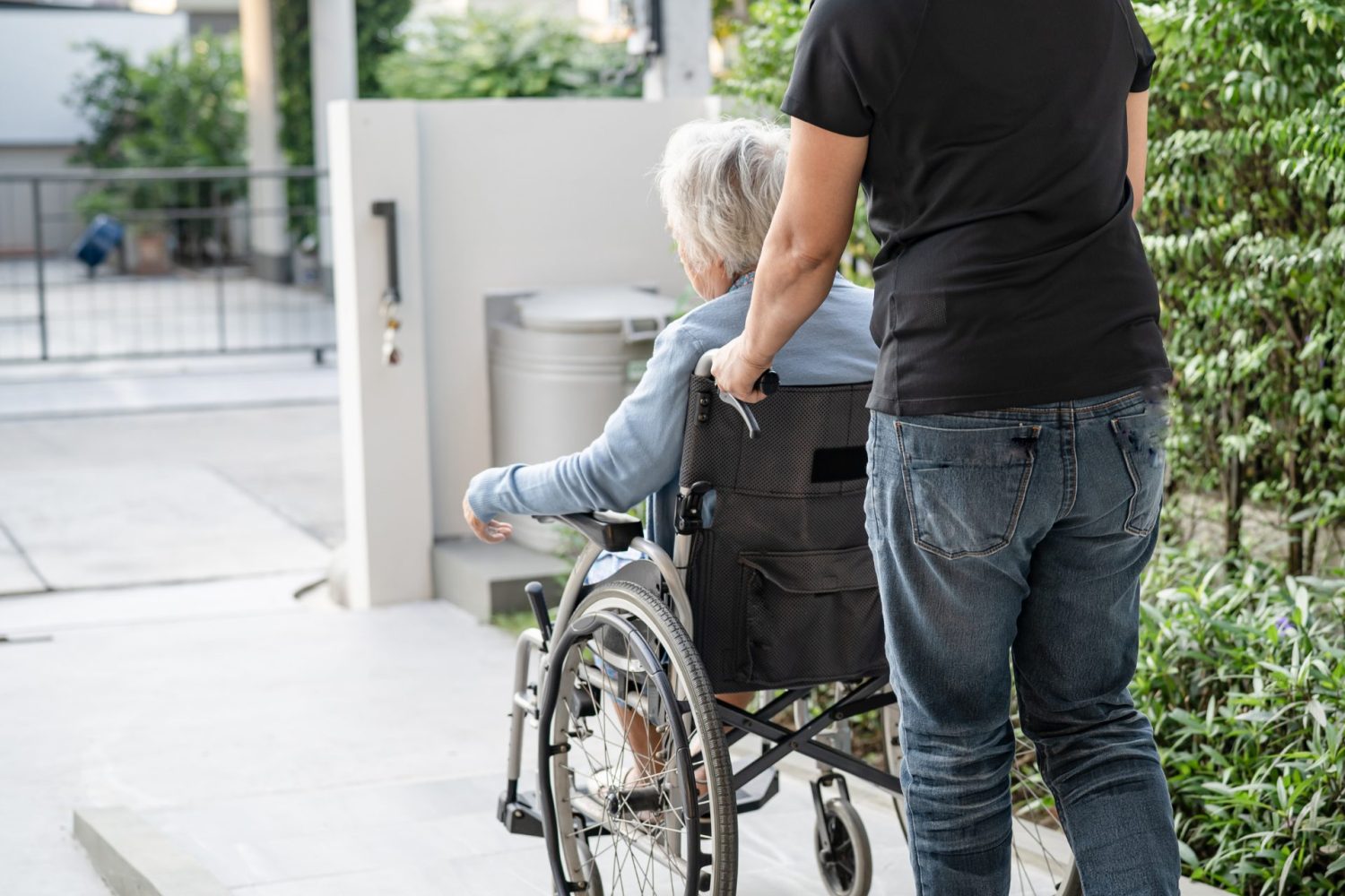 介護で家族にかかる負担と特に大変なこと