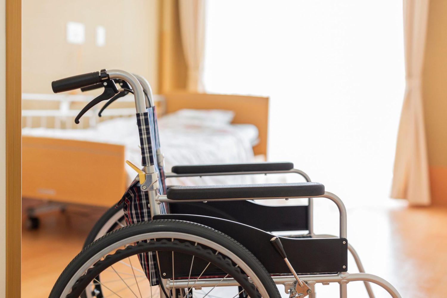 介護者が知っておきたい車椅子の使い方｜シーン別に介助方法と注意点を解説します