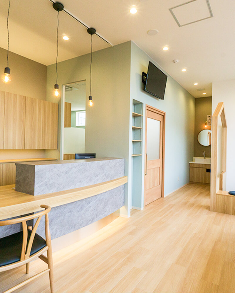 乳歯が生え始めた生後6カ月頃から、歯科クリニックを受診