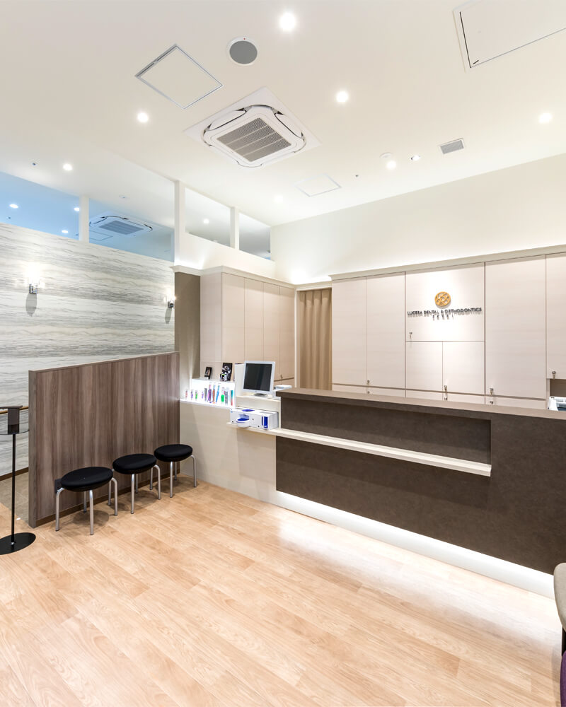 ファミリーで通いやすい立地と、「抜かない矯正」へのこだわり