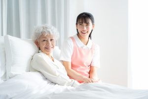 在宅か施設か介護の場所を悩んでいる方へ｜サービスの差や、メリット・デメリットを解説