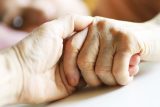 家族ができる介護と最期の過ごし方｜自宅と施設、それぞれの看取り方